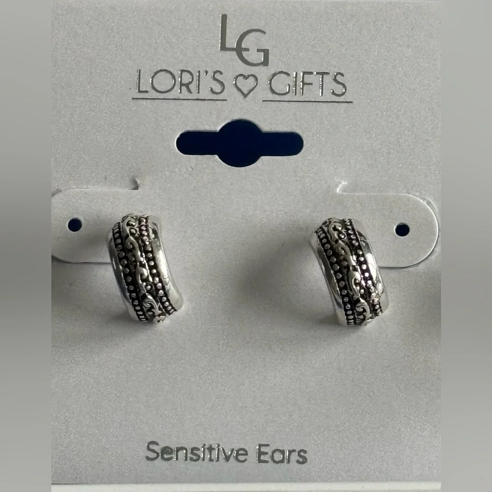 Lori’s Gifts Set of 4 Hoop Earrings: Two-Tone and Silver Huggie - Picture 5 of 6